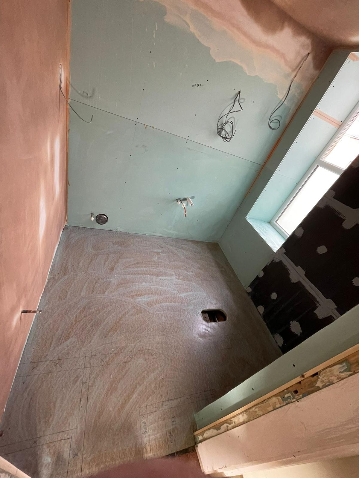 Bathroom partially skimmed with moisture-resistant and Wedi board