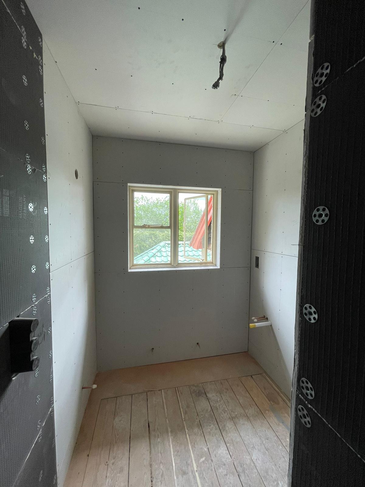Small room boarded with moisture-resistant board and Wedi panels